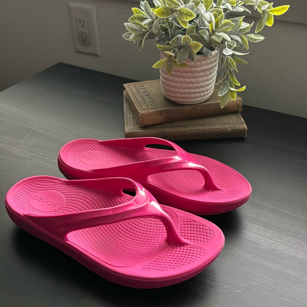 Oofos Flip Flops in Pink